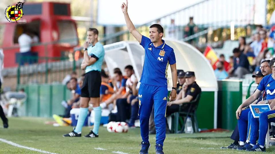 Celades dando instrucciones a la Sub-21