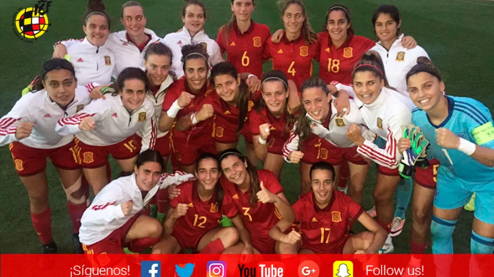 La Selección española Sub-19 femenina posa tras su encuentro frente a Italia en Coverciano