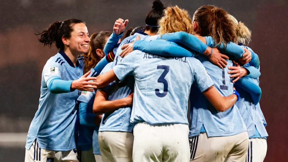 Las jugadoras de la Selección española celebran su triunfo en Glasgow