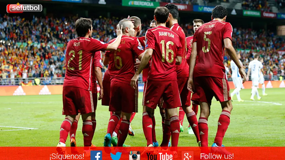 varios internacionales celebrando un gol