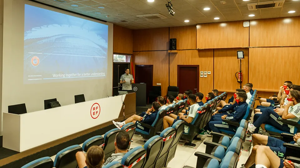 Momento de la charla arbitral recibida por la Selección española de fútbol antes de la Eurocopa
