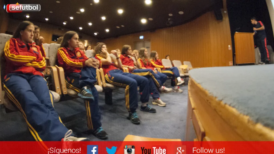 Las internacionales Sub-17 asistieron con atención a la charla de UEFA
