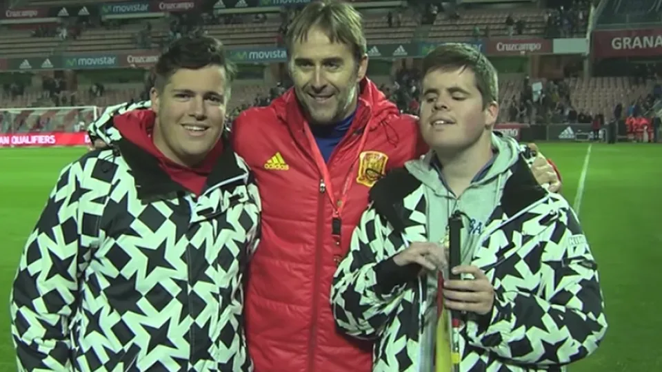 Ser invidente no le impide seguir a la Selección Española allá donde va  ¿Conoces la historia de Miguel?