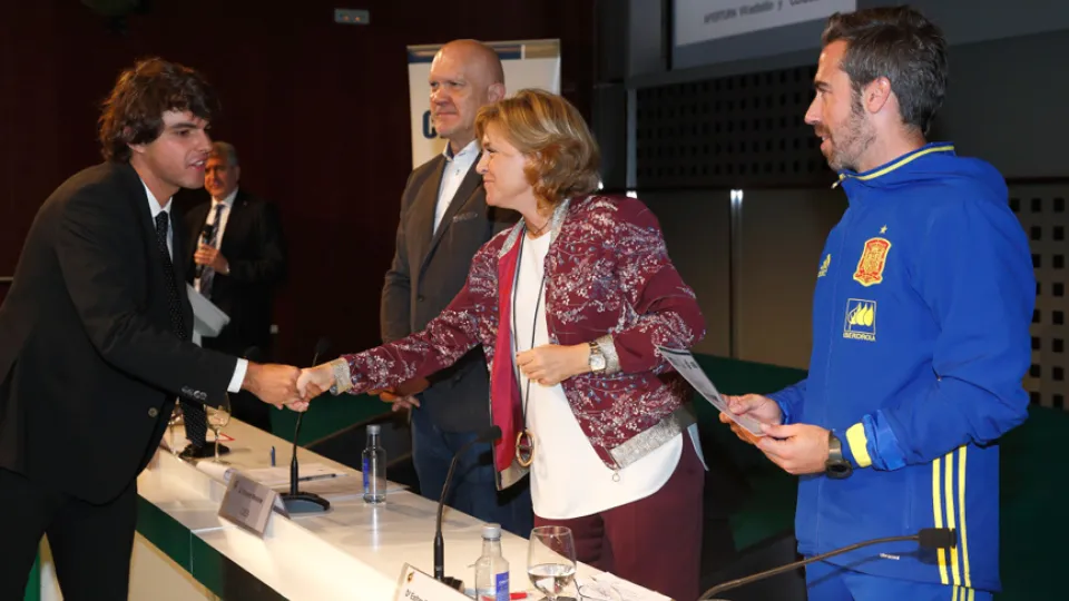 Esther Gastón Secretaria General y Jorge Vilda, Seleccionador de la Absoluta Femenina entregan diplomas en el Curso CIES