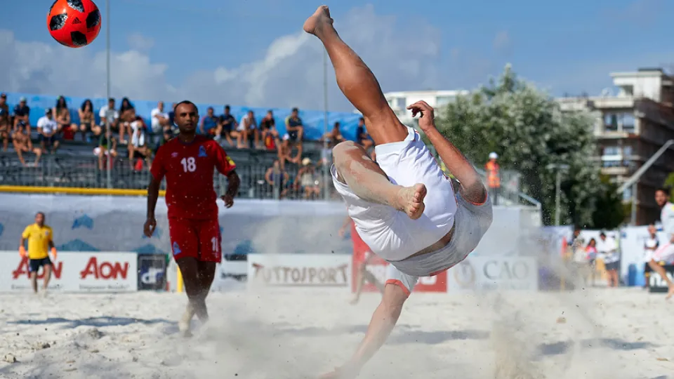Un jugador de la Selección española ejecuta un remate acrobático