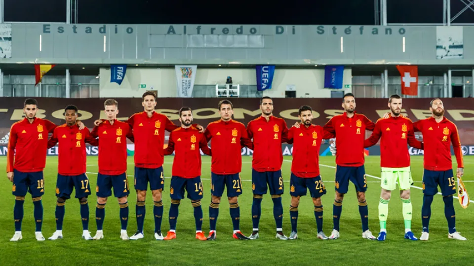 La Selección española escucha el himno antes de su encuentro frente a Suiza
