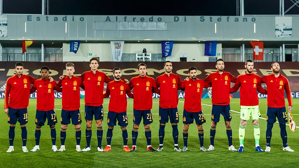 La Selección española escucha el himno antes de su encuentro frente a Suiza