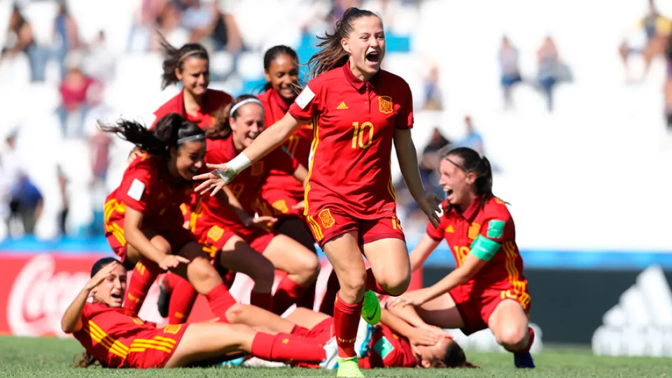 Las jugadoras de España celebran el gol