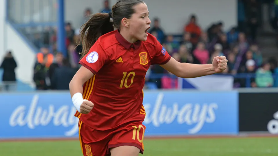 Claudia Pina celebra uno de sus muchos goles con España