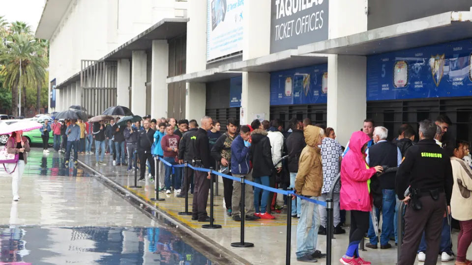La afición malagueña durante la venta de entradas para el partido entre España y Costa Rica