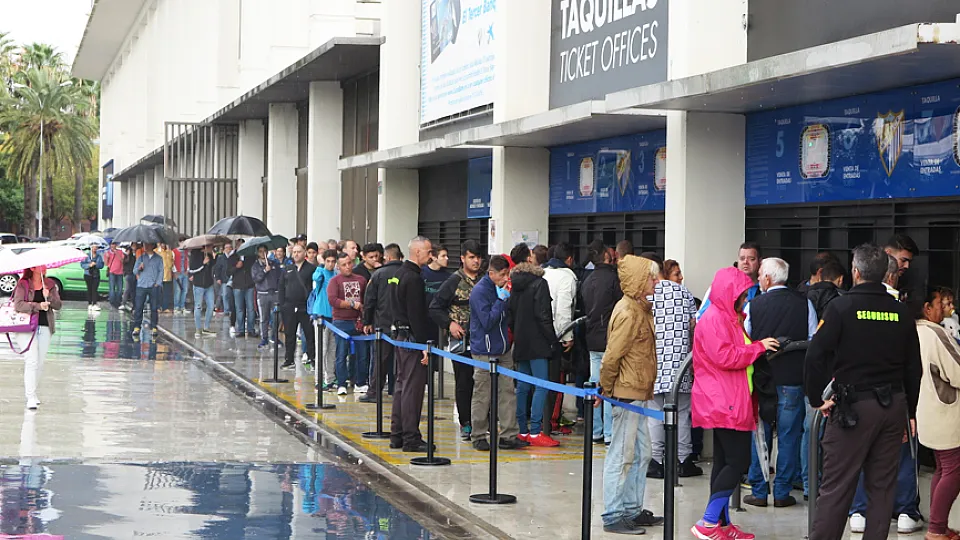 La afición malagueña durante la venta de entradas para el partido entre España y Costa Rica