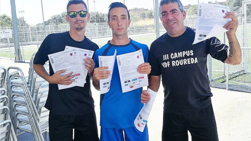 La red se llenó de imágenes de aficionados posando con las entradas para el partido