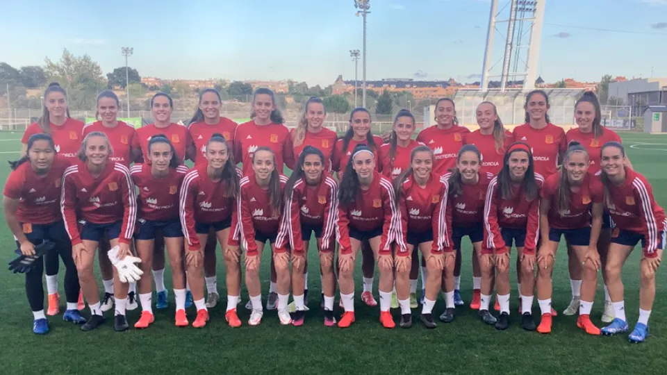 La Selección Sub-19 femenina posa antes de su primer entrenamiento en la Ciudad del Fútbol