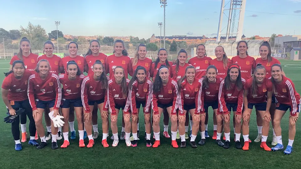 La Selección Sub-19 femenina posa antes de su primer entrenamiento en la Ciudad del Fútbol