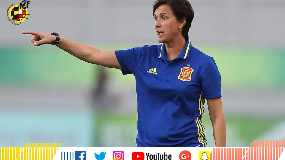 La seleccionadora Toña Is da indicaciones durante un entrenamiento