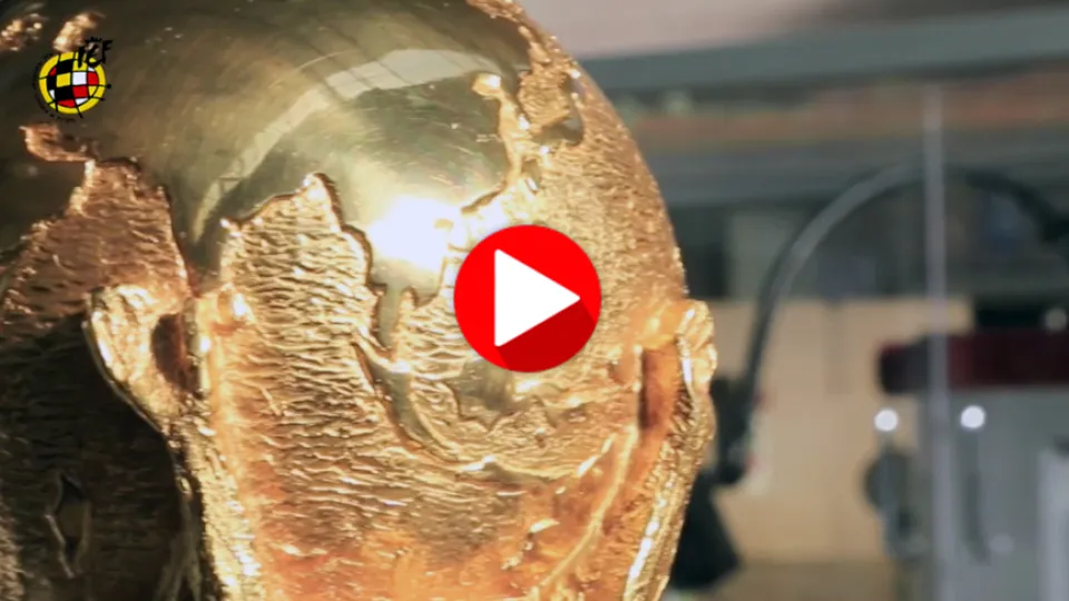 Así fue la visita al taller donde se fabrica la Copa del Mundo