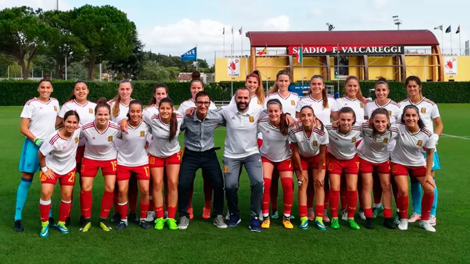 La Selección española Sub-19 femenina posa antes de su encuentro frente a Italia en Coverciano