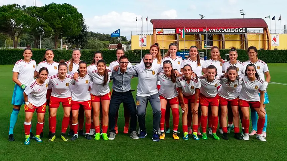 La Selección española Sub-19 femenina posa antes de su encuentro frente a Italia en Coverciano