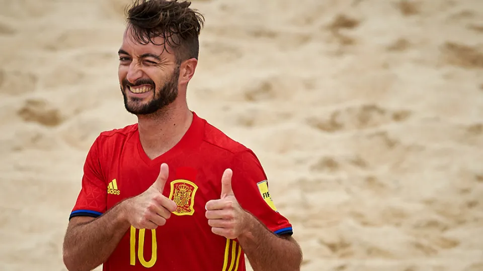 Llorenç celebra un gol con España