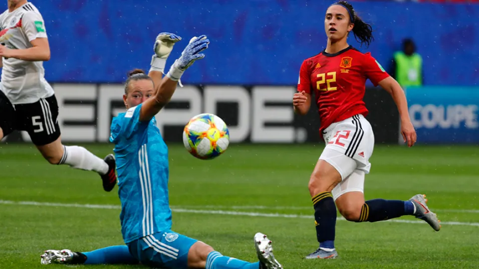 Nahikari García remata ante Schult durante el Alemania-España