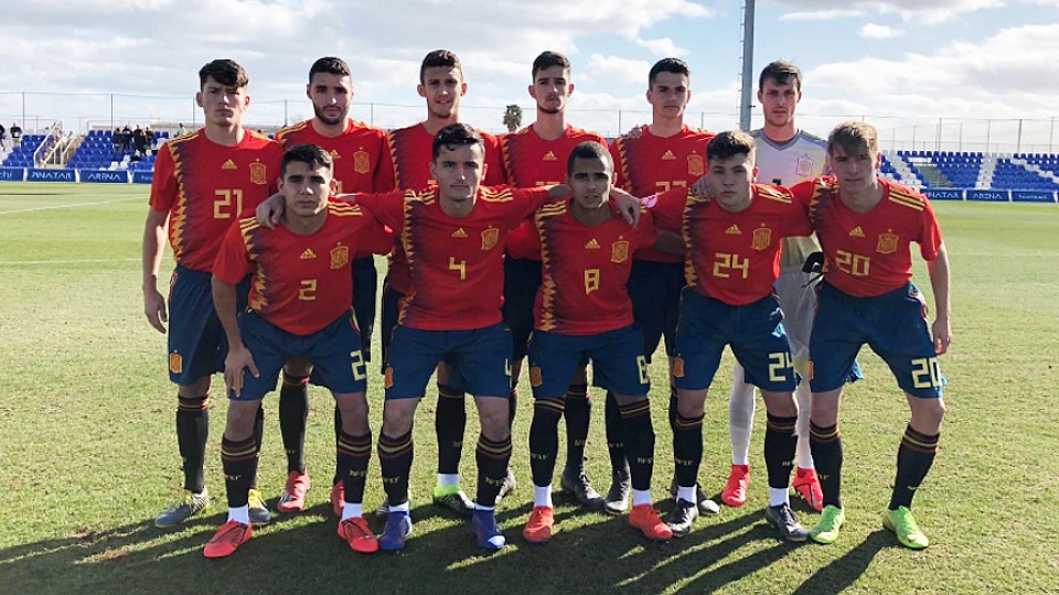 La Selección española Sub-19 posa antes de su encuentro frente a Escocia