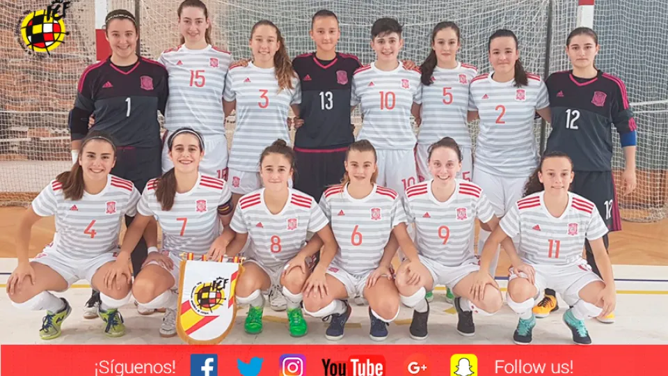 La Selección española Sub-17 femenina de Fútbol Sala posa antes de su encuentro en Nazaré (Portugal)