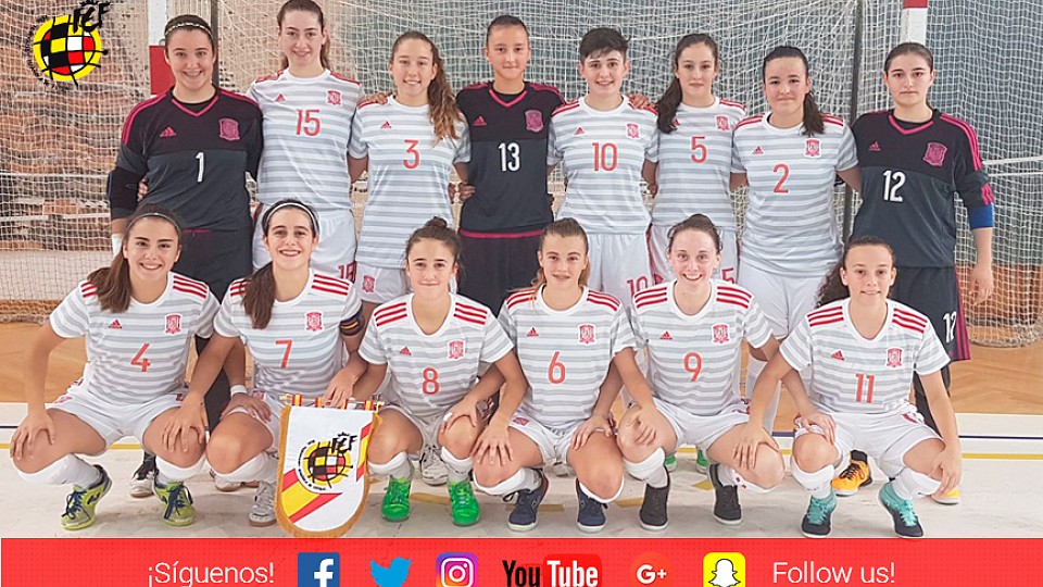 La Selección española Sub-17 femenina de Fútbol Sala posa antes de su encuentro en Nazaré (Portugal)