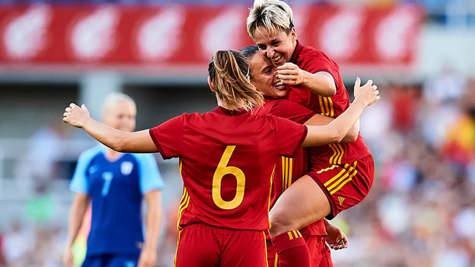 Las jugadoras de la Selección española celebran uno de sus goles contra Finlandia