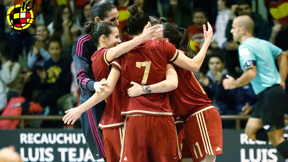 Las jugadoras de la Selección Española celebran uno de sus goles frente a Italia