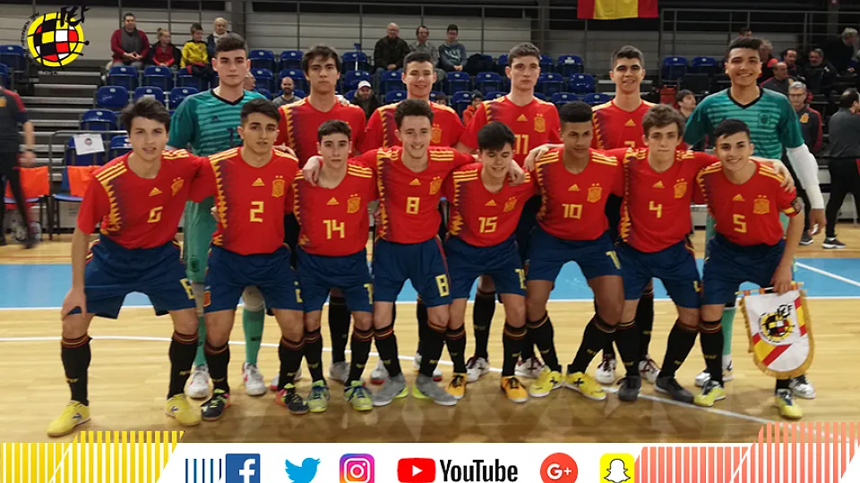 La selección Sub-19 de fútbol sala posa antes de su encuentro en Eslovaquia