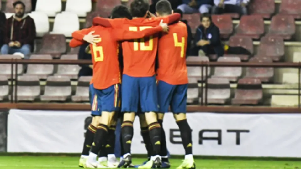 Los jugadores de la Selección Sub-21 celebran un tanto en Las Gaunas