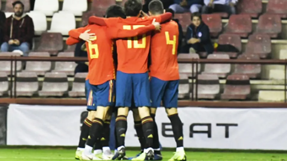 Los jugadores de la Selección Sub-21 celebran un tanto en Las Gaunas