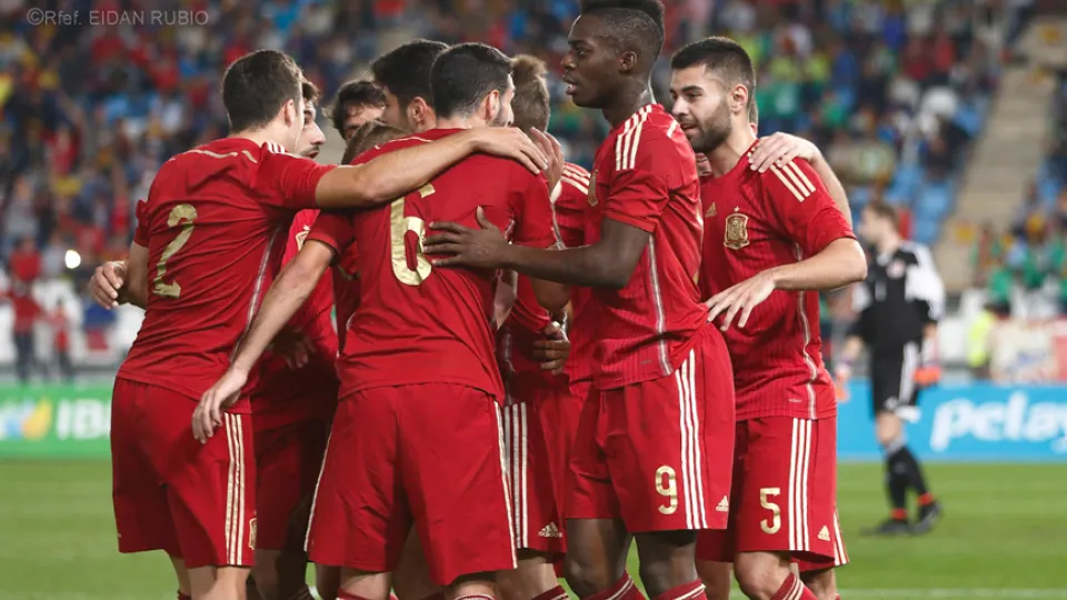 Los jugadores de la Selección Sub-21 celebran un tanto en Almeríá