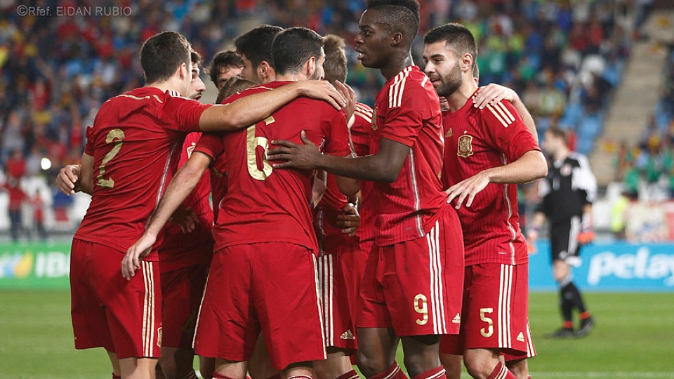 Los jugadores de la Selección Sub-21 celebran un tanto en Almeríá