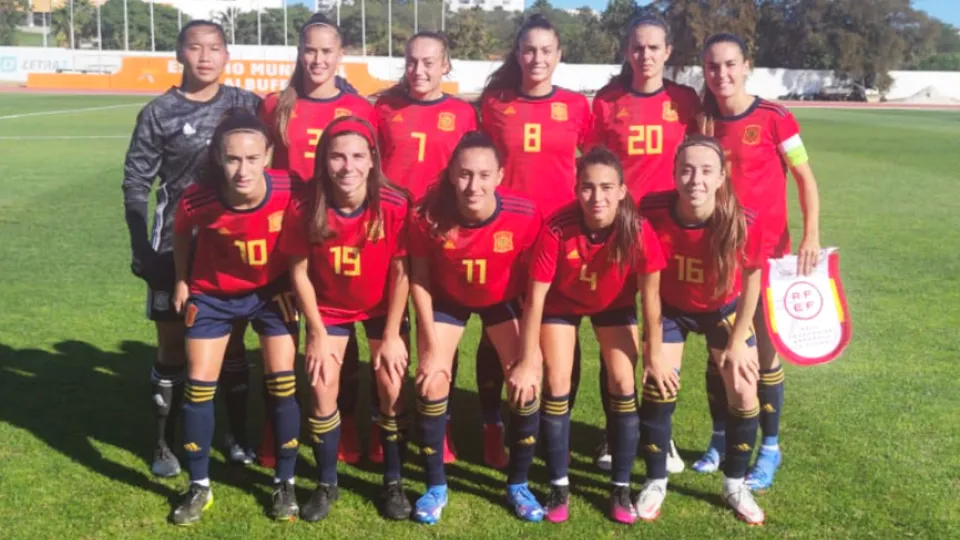 La Selección española Sub-19 femenina posa antes de su encuentro frente a Eslovaquia en Portugal