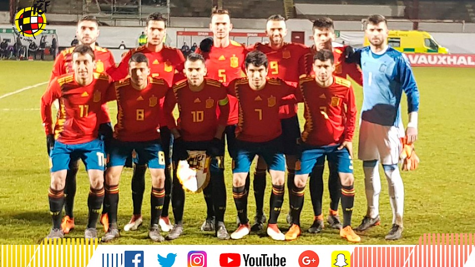 La selección española Sub-21 posa antes del encuentro frente a Irlanda del Norte en Portadown