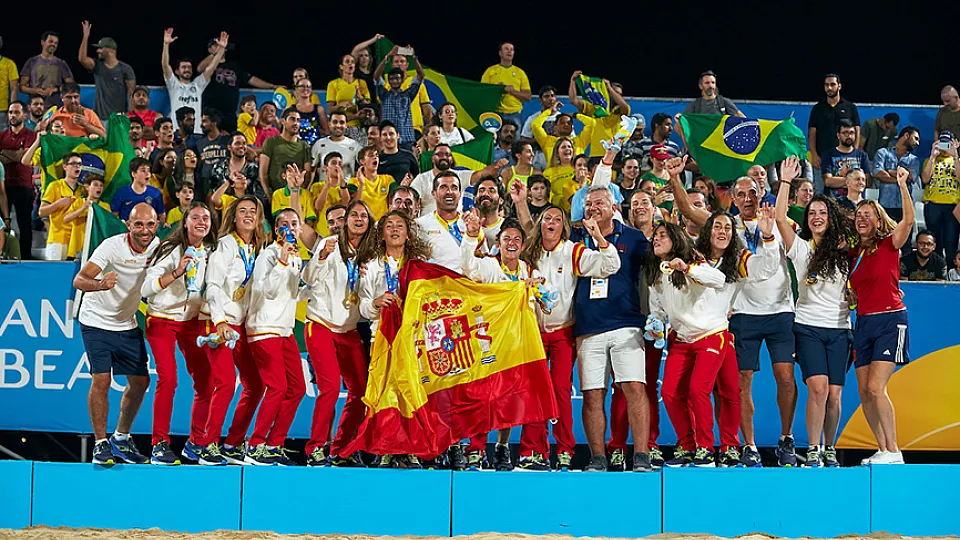 La Selección española femenina de fútbol playa es de oro