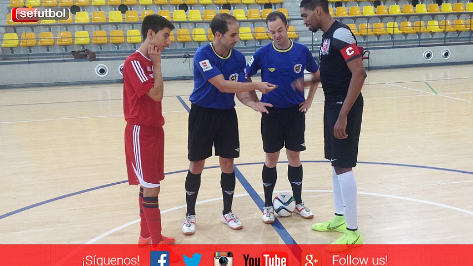 Los capitanes de la Selección Española Sub-16 de Fútbol Sala y del Al Ahli durante el sorteo de campos