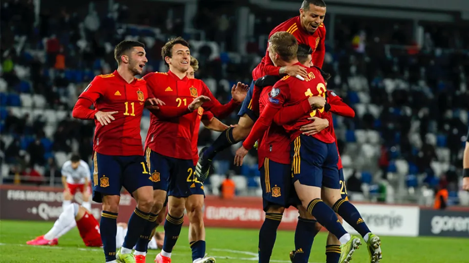 Piña tras el gol de Dani Olmo