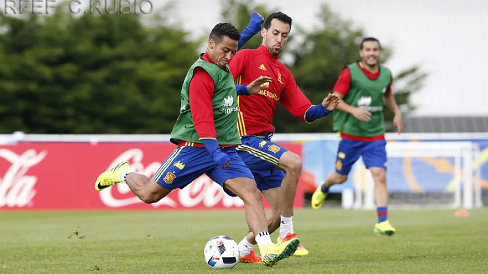 Thiago y Busquets pugnan por un balón durante el entrenamiento 