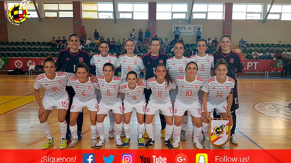 La Selección española posa antes del partido ante