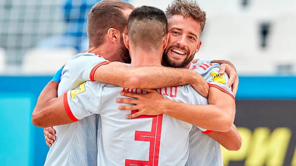 España comienza el clasificatorio goleando a Letonia