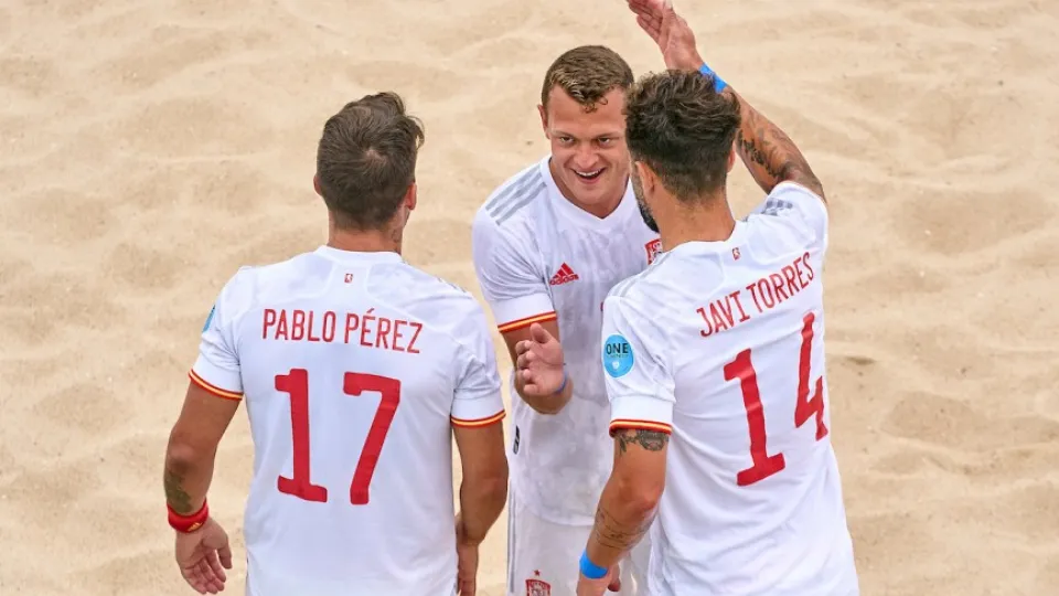 España sigue la racha en Nazaré y alcanza la final del clasificatorio europeo