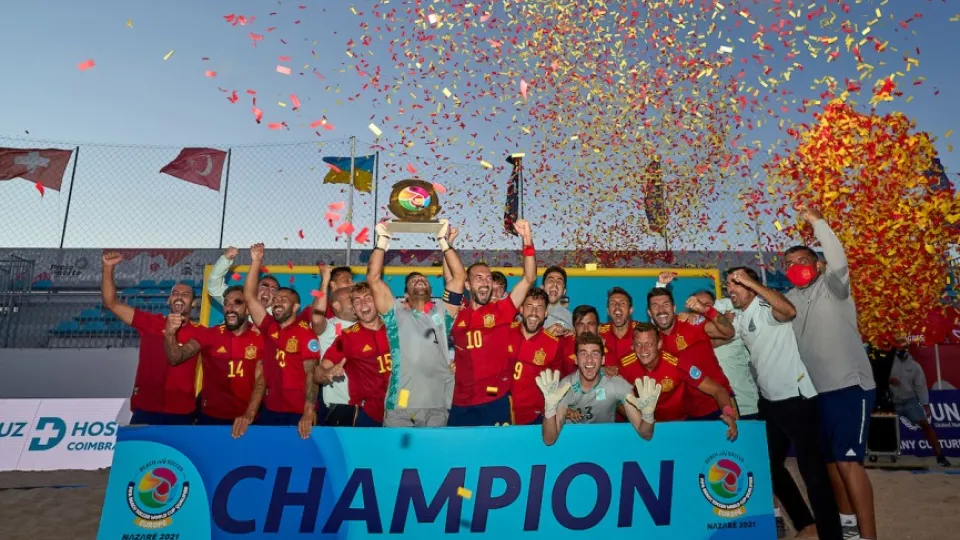 La Selección española celebra el triunfo en Nazaré