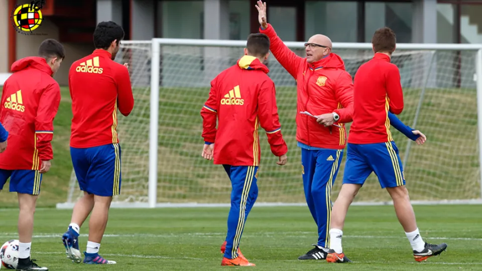 El Seleccionador Sub-19 Luis de la Fuente da instrucciones durante un entrenamiento 