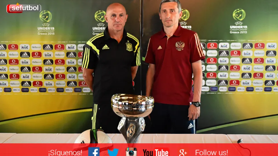 Luis de la Fuente y su homólogo Dmitri Khomukha, Seleccionador nacional Sub-19 de Rusia, posan en Katerini durante la jornada previa a la final