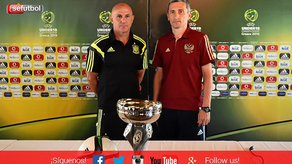 Luis de la Fuente y su homólogo Dmitri Khomukha, Seleccionador nacional Sub-19 de Rusia, posan en Katerini durante la jornada previa a la final