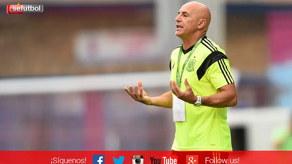Luis de la Fuente, Seleccionador nacional Sub-19, da instrucciones durante el encuentro frente a Rusia