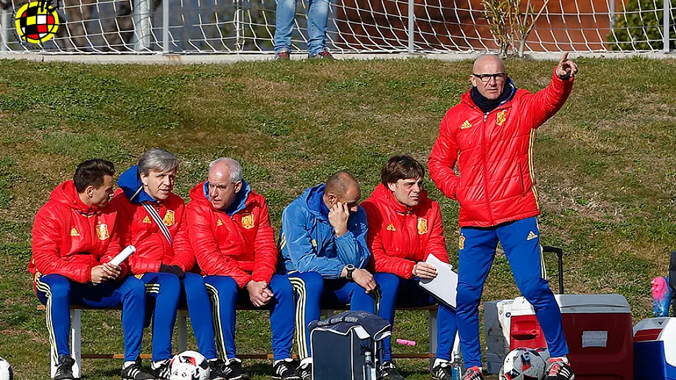 Luis de la Fuente durante un entrenamiento de la selección española Sub-19