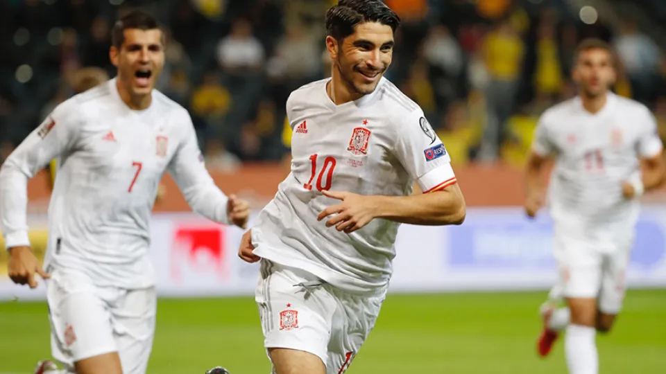 Carlos Soler celebra su gol a Suecia en Solna